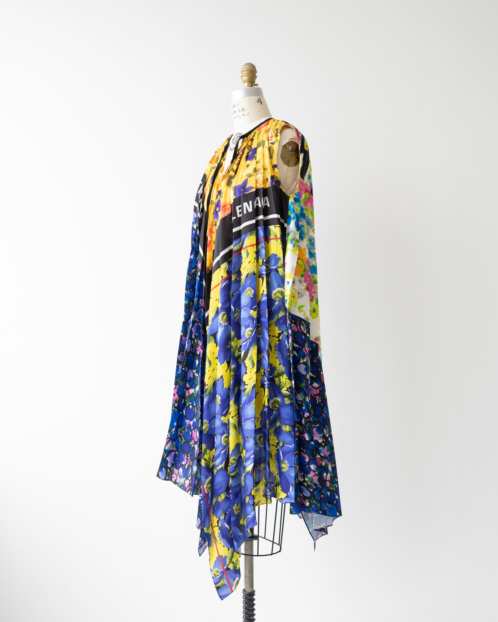 〈BALENCIAGA by Demna Gvasalia〉Sleeveless Dress