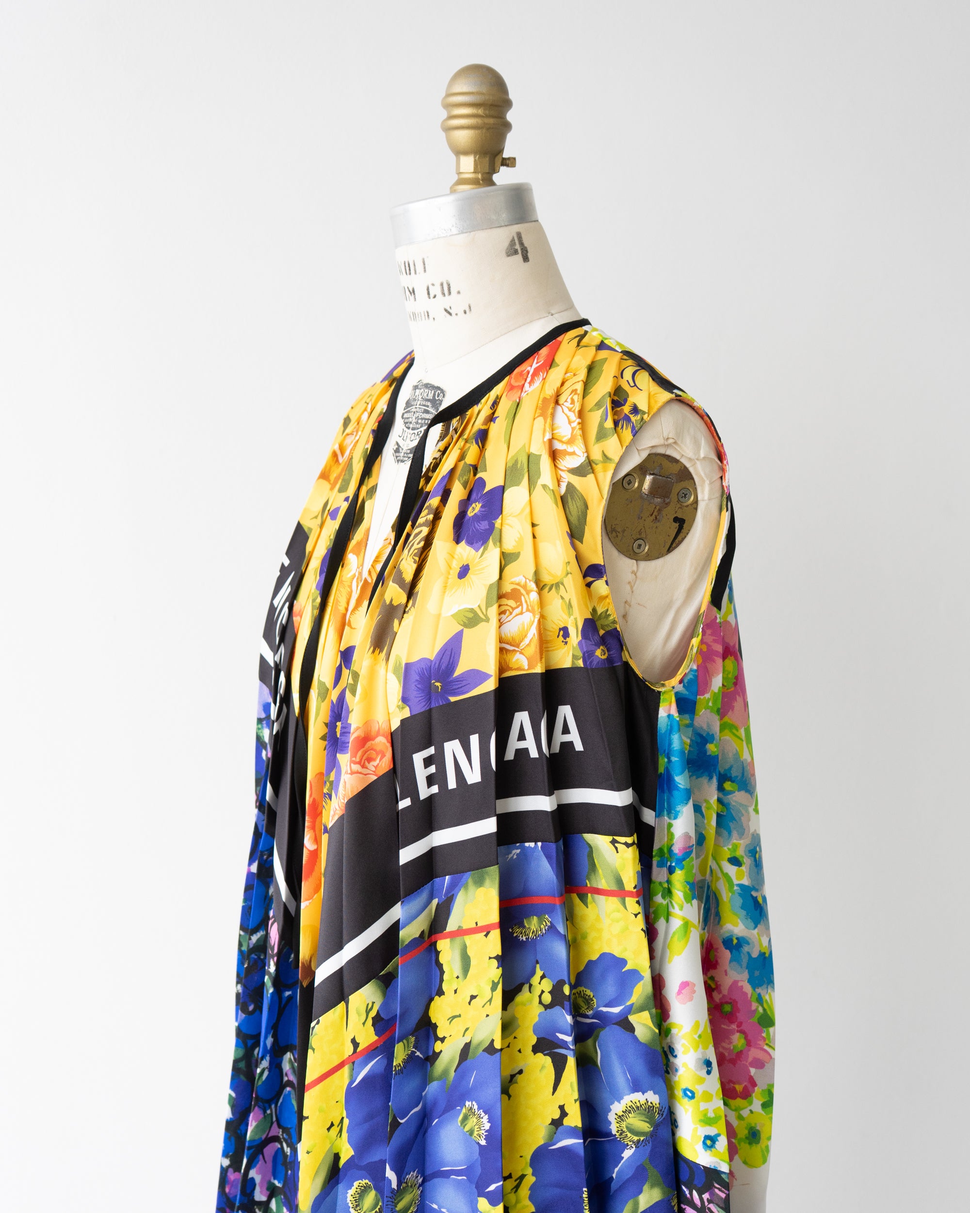 〈BALENCIAGA by Demna Gvasalia〉Sleeveless Dress