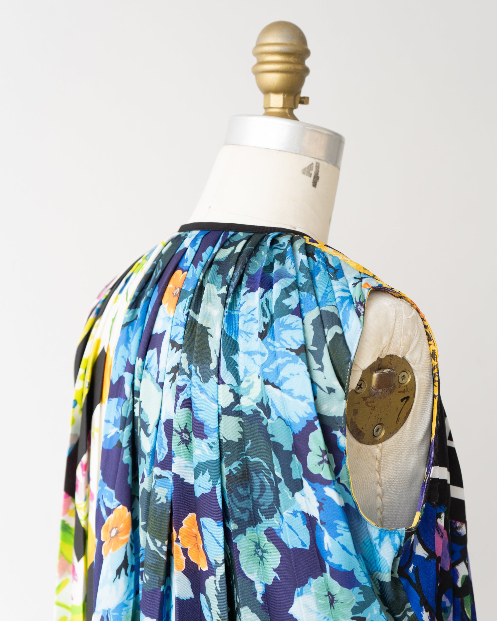 〈BALENCIAGA by Demna Gvasalia〉Sleeveless Dress