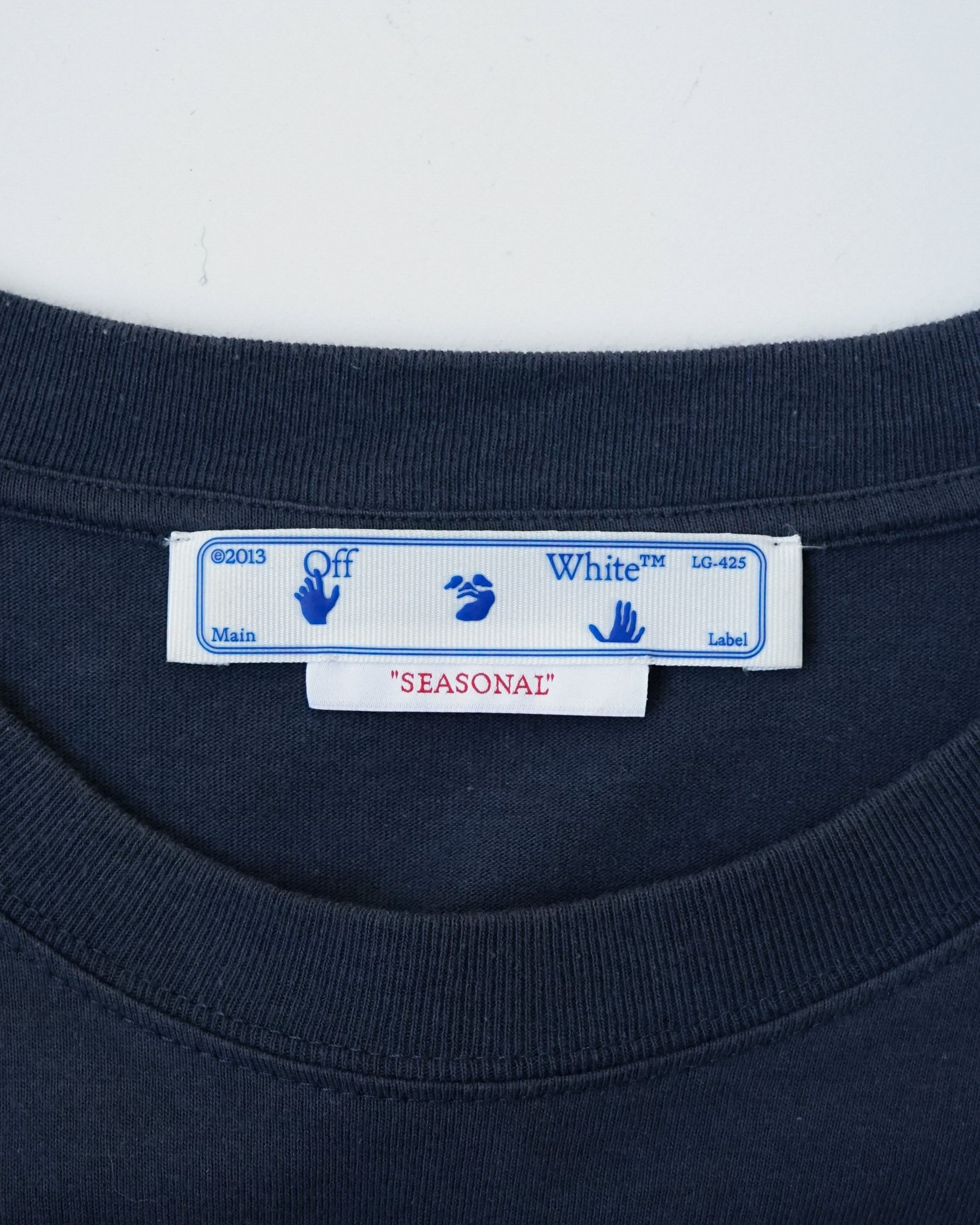 〈OFF-WHITE by Virgil Abloh〉T‐shirt