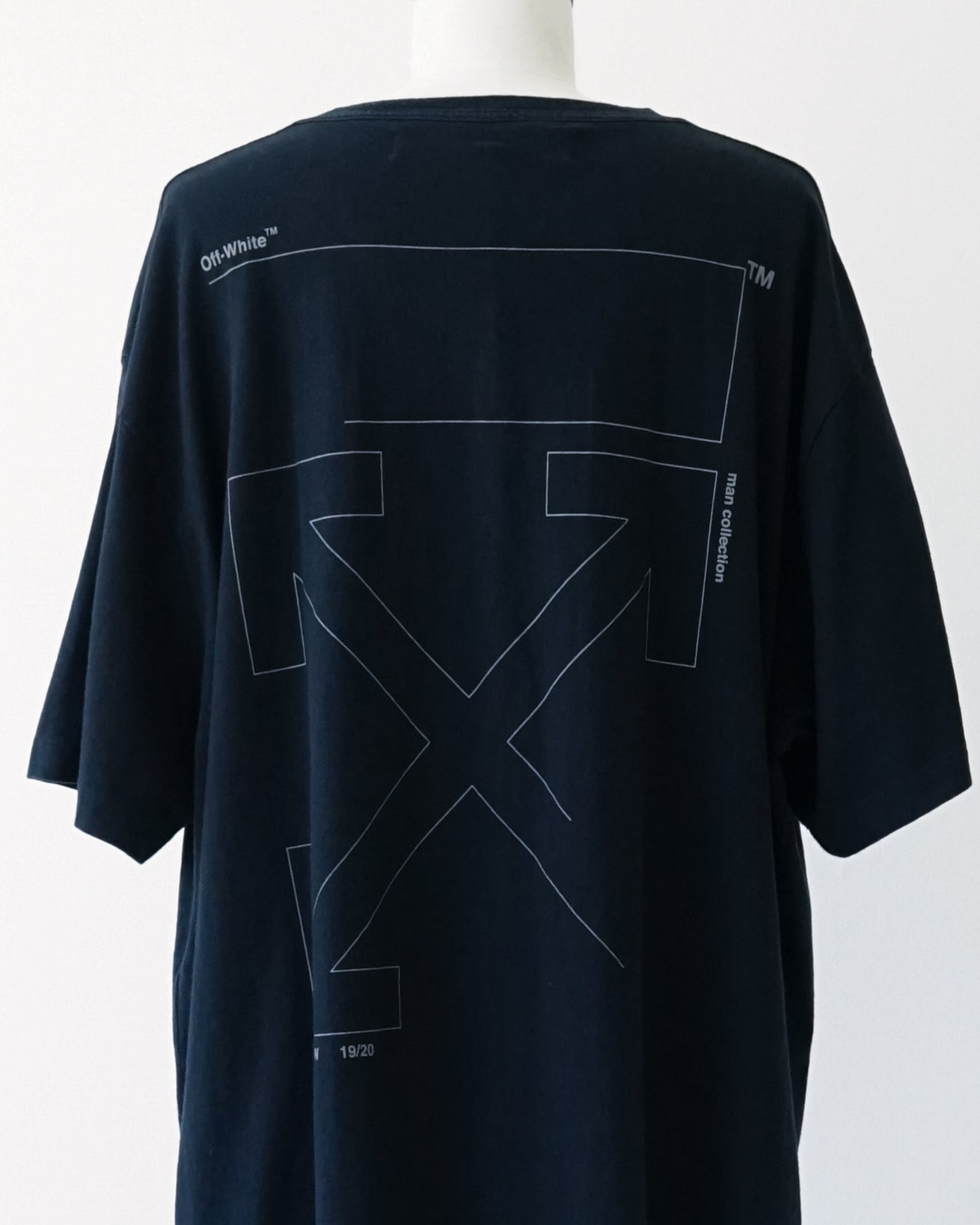 〈OFF-WHITE by Virgil Abloh〉T‐shirt